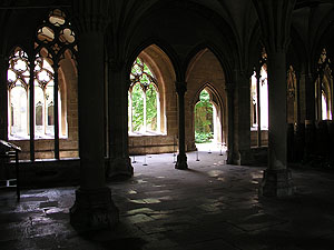 Zisterzienserkloster Maulbronn, Kapitelsaal mit Blick zum Kreuzgang. Foto: kulturer.be