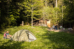 Beim Trekking im Schwarzwald dürfen naturverbundene Wandernde an ausgewählten Stellen ihr Zelt in der Natur aufschlagen. © Naturpark Südschwarzwald/Sebastian Schröder-Esch
