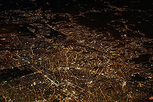 Die Nachtaufnahme von Paris zeigt hell erleuchtete Gebiete und Dunkelkorridore - Fledermäuse müssen durch dieses Hell-Dunkel-Mosaik navigieren. Foto: Dennis Kummer, Unsplash