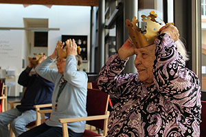 Die Übung „Krone aufsetzen“ machte Theresia Langbein (90 Jahre) großen Spaß. Foto: SSG /SV Ludwigsburg