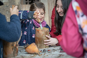 Zeit für Rübengeister: Während der Herbstferien in Baden-Württemberg bietet das Freilichtmuseum Vogtsbauernhof täglich ein Mitmachprogramm für Kinder an. So können die jungen Besucher beispielsweise am 30. Oktober Rübengeister schnitzen. Foto: Schwarzwälder Freilichtmuseum Vogtsbauernhof, Hans-Jörg Haas