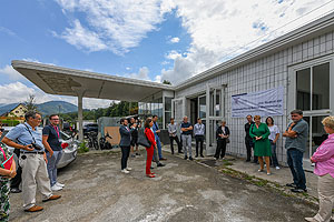 Die Staatssekretärin besucht die zum Wohnhaus umgenutzte Tankstelle in Kirchzarten. Foto © LAD – Uli Regenscheit
