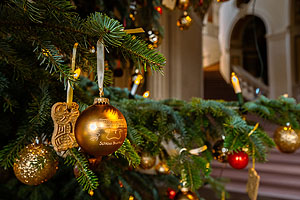 Weihnachtlich geschmückter Baum im Treppenhaus. 
