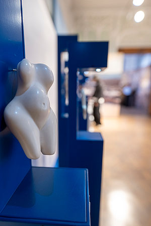 Aus der Ausstellung "Urformen" : weiblicher Torso.