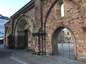 Karin Bruns als „Trümmerfrau“ in den Ruinen Frankenthals, gezeichnet von ihrem Ehemann Johnny Bruns. Erkenbert-Museum Frankenthal