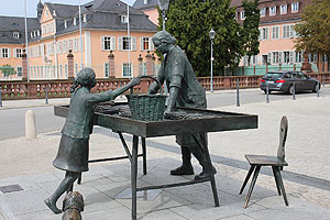 Metallplastik einer Spargelverkäuferin auf dem Schwetzinger Schlossplatz