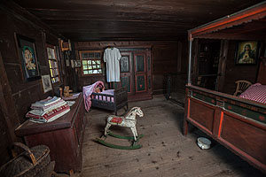 Schlafzimmer mit Kinderbett und Schaukelpferd
