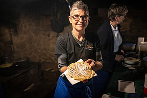 Landfrau aus Gutach mit frisch gebackener Waffel.