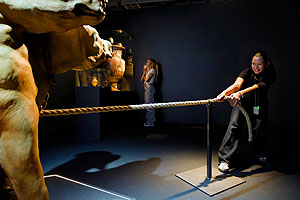 Besucherin im Kampf mit dem mehrköpfigen Höllenhund