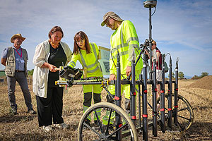 Archäologie der Kelten und moderne Scantechnik: Ministerin Theresa Schopper auf dem Grabungsfeld.