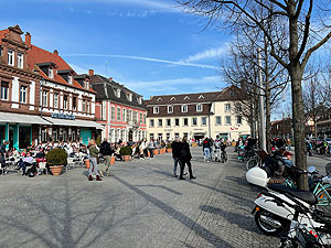 Schwetzingen, Schlossplatz mit Rabaliatti-Haus (links in der Ecke)