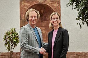 Prof. Dr. Alexander Schubert, Bürgermeister der Stadt Speyer und ehemaliger Direktor, neben Simone Heimann, der neuen Direktorin, während der festlichen Amtsübergabe im Historischen Museum der Pfalz in Speyer.