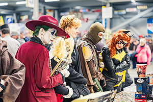 Besucher bei der Retrobörse.