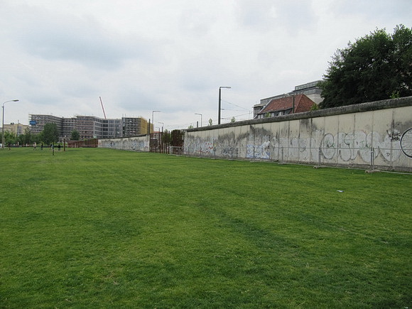 Berlin, Mauerpark an der Bernauer Stra&szlig;e mit Gedenkst&auml;tte 