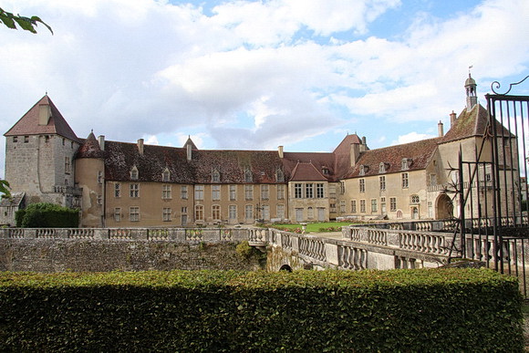 Die Burg von Epoisses - Blick in den Burghof