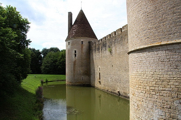 Seitenansicht auf die Wasserburg von Posanges