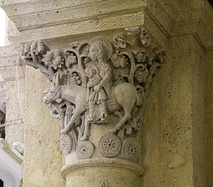 Skulptiertes Kapitell in der ehemaligen Kollegiatskirche St. Andoche in Saulieu