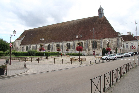 Tonnerre: Ansicht des Saalgebäudes