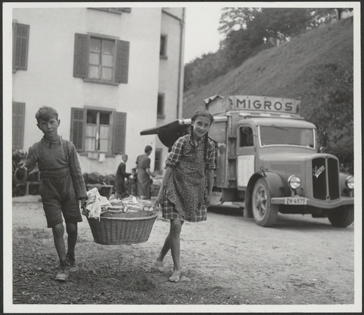 Theo Frey (1908 – 1997): Migroswagen in Arbeitersiedlung Tösstal,